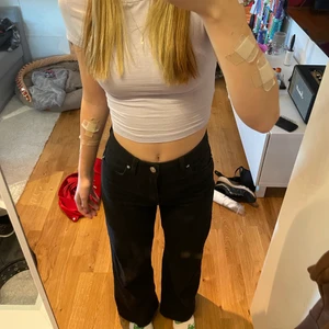 Svarta jeans  - Svarta baggy högmidjade jeans, använda flertal gånger, bra skick!! 