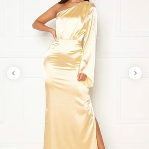 Satin klänning, Bubbelroom  - En gul lång klänning i satin från Bubbelroom. I stl 40. Använd en gång, fint skick. Ordinagepris 1200 kr, säljer för 700 kr. Passar perfekt till finare evenemang eller bal💓☺️. 