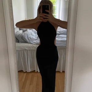 Svart cocktailklänning - Galet snygg svart klänning från Bershka❤️‍🔥 passar till både fina middagar men också som cocktailklänning💘😚 använd en gång så är i princip i nyskick