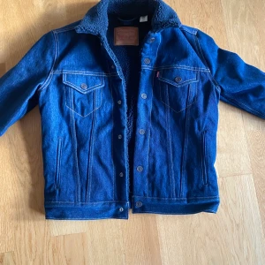 Levis jeansjacka - Stl: S - Säljer denna fodrade jeansjacka från Levis i storlek S. Mycket bra skick då den endast använts ett fåtal gånger. Inga defekter.  Köpare står för frakt