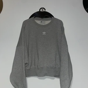 Adidas Hoodie - Säljer då ja tycker den är för stor på mig och den har aldrig används tyvärr!