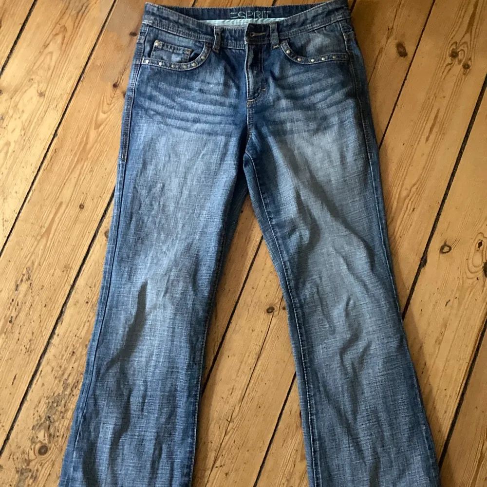 Första bilden är från förra ägaren men skitsnygga lågmidjade jeans. jag har sytt upp dom så dom passar mig som är 165 men det går lätt att sprätta upp 💕  köpte för 500. Jeans & Byxor.