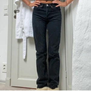 Jeans Zara - Säljer mina svarta slutsålda mid rise full length jeans, superfina och passar till allt!❣️