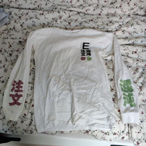 Empyre long sleeve - Köpt i USA. Den har blivit för liten för mig. Har en knappt synlig fläck på framsidan.