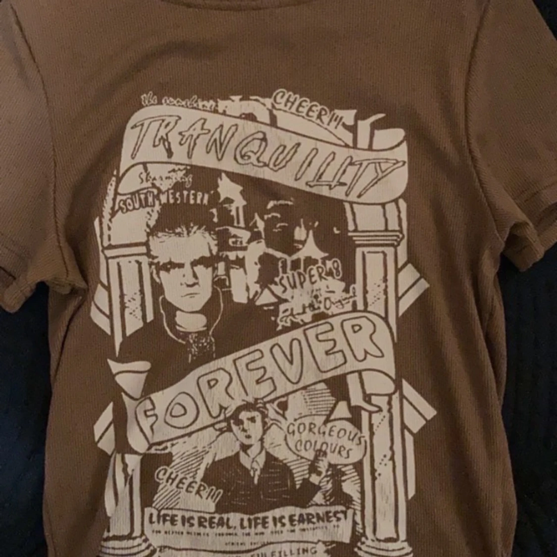 Tight t-shirt med ”tryck” - 90