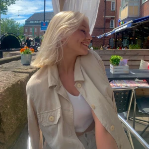 Beige jacka - En beige lite tunnare jacka, perfekt till hösten! 