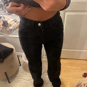 Jeans - Säljer dom här snygga raka jeansen då dom e väldigt stora på mig. Storleken är S men kommer funka på dom som har M. Hör av dig vid intresse💕
