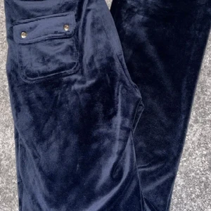 Juicy byxor  - Säljer Mina juicy byxor då dom e lite för stora I midjan jag är 154 och dom sitter perfekt I längden