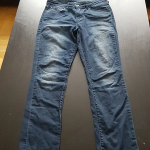 Blue Levi's Demi Curve - Blues Levi's denim Demi Curve size 28, mid rise and slim. 