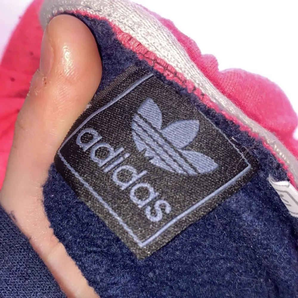 Adidas hoodie som inte längre används. Därför säljs den. Om du är sugen på en annan färg finns det i en annan annons i min profil.   Köpare står för frakt. Tar Swish, direktbetalning i app eller möts upp i Växjö. . Hoodies.