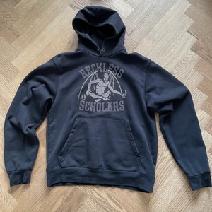 Reckless scholars hoodie  - Supercool svart reckless scholars hoodie från ett av deras tidigare drop! Sparsamt använd i jättebra skick!⭐️ 