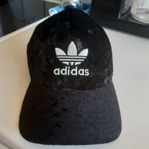 Adidas keps i sammet - Adidas keps aldrig använd, endast tvättad utav mig då den har blivit liggandes här hemma. Adidas kepsen är av sammet.  Är endast för tjejer.