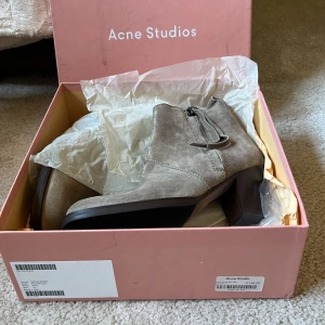 Acne pistol - Helt nya acne pistol boots i en färg som är svår att få tag i. Brun/grå mocka. Storlek 41. 
