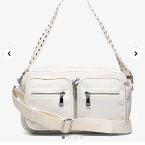 Noella väska vit - vill inte ha den längre så säljer den . Väskan är nästan oanvänd och i väldigt bra skik. Köpte väskan för 749 kr och säljer den för 449kr ❤️