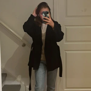 Höst/vår kappa  - Skit snygg kappa. Köpt i Gbg, märke står inte på lappen men vet att jag köpte den i nordstan brevid lager 157. STL XS. I nyskick, använd väldigt få gånger.