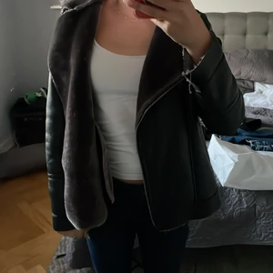 Höst jacka  - Säljer min fina jacka från zara som har blivit använd tyo 2 gng den är som nyskick änvänder den tyvärr inte längre för den är för liten 💜💜