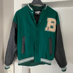 Collage jacka  - Cool collage jacka som passar perfekt till hösten! Den är oversize på mig som har medium 🙂  skriv privat för flera bilder!! (Är i  fint skick) 