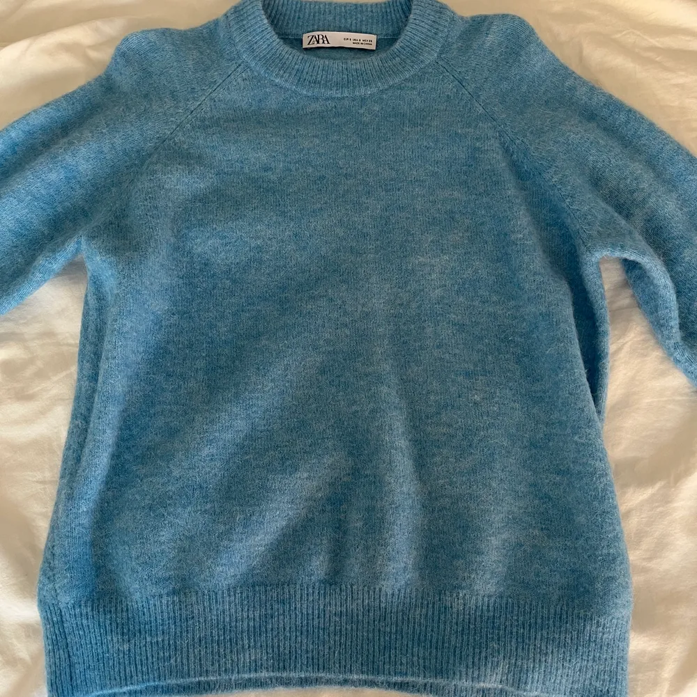 En ljusblå stickad tröja från Zara i alpackaullsblandning. Använd endast en gång och därför som i nyskick!❄️. Tröjor & Koftor.