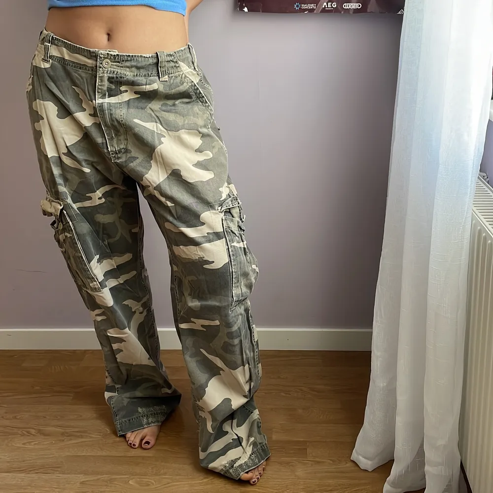 Size - L/XL, Condition- thrifted and worn but good condition, Style - low waisted, over sized army print cargo pants, Best fit - waist 32-36 or L/XL. Jeans & Byxor.