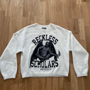 Reckless scholars | stickad tröja storlek S - Reckless Knit, köpt för 2-3 år sedan, använd 5 gånger. Boxy passform  Creamvit/ vit färg, perfekt för hösten 