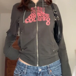 Grön kofta - Huvtröja med lite tightare passform och tryck framtill, från märket Ichi! Passar mig som brukar ha XS/S 💞