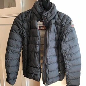 Parajumper - Svart parajumper jacka i storlek Y-M (skulle säga en XXS eventuellt XS) säljes pga jag växt ur den. 