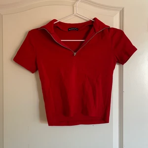 röd topp från brandy melville - röd topp med dragkedja från brandy melville. köpt för flera år sedan och i använt skick.