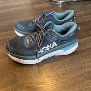 Hoka skor - Superfina Hoka skor! Använd ca 1-2 gånger utomhus. Så inga skavanker, å sulan typ helt ny. Men passade ej så säljer de. De kostar ca 2000kr nya! Så de är helt perfekt till dig som gymmar, springer eller bara vill ha ett par extremt sköna skor till vardag