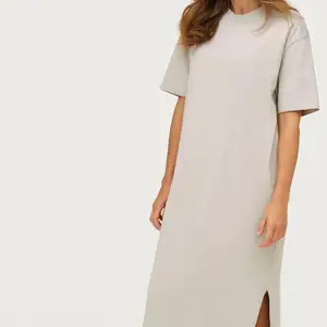 Säljer min t shirt klänning från ginatricot då jag inte tyckte den satt snyggt på mig. Den på bilden är beige men min är vit. Den går ner till golvet på mig som är 1.55 så den är väldigt lång. Köpt för 300 säljer för 150 + frakt.