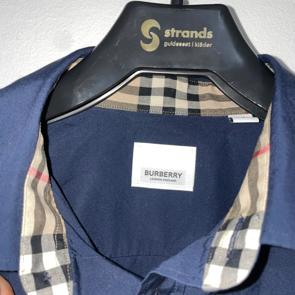 Säljer min burberryskjorta strlk S Inköpt på nk förra året, nypris 3700 . Skjortor.