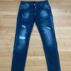 Dsquared jeans Storlek 48 - Väldigt fina Dsquared jeans med storlek 48 och passar bra till tonåringar
