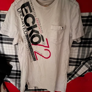 Eckö T-shirt  - Säljer en vit oldschool Eckö T-shirt  T-shirten är i storlek M  Och den är i mycket gott skick!