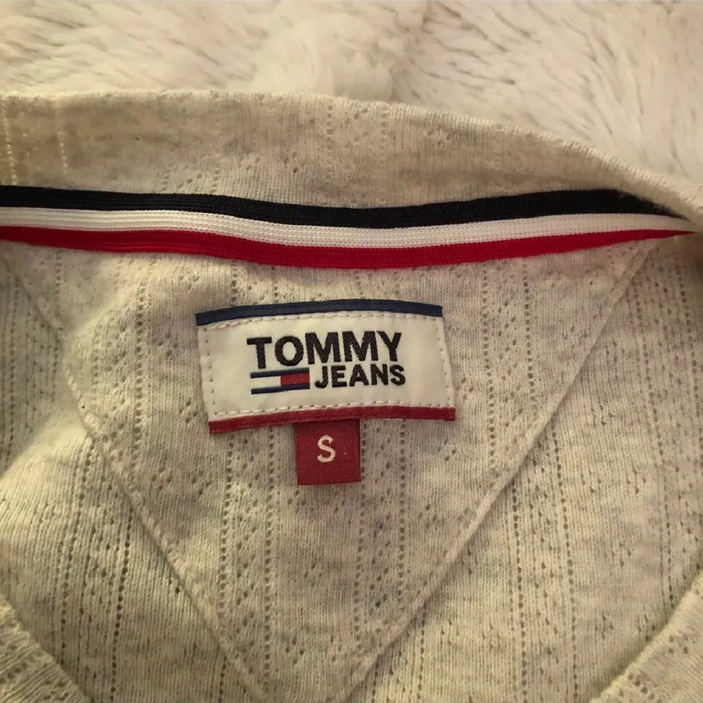 Stickad tröja från Tommy Hilfiger i stl S men passar nog Xs, beige/vit. Köpt för ungefär 300-350kr, aldrig använd, bra skick. . Stickat.