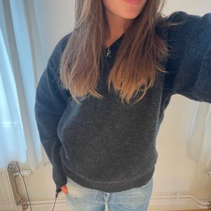 Grå Stickad tröja - Superfin stickad tröja med långa ärmar! Sitter som en oversized M skulle jag säga, alltså mer som en L. Säljer då den inte kommer till användning🥰 möts upp i Stockholm annars står köparen för frakt!