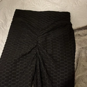 TikTok träningsbyxor  - Lite små i storleken dem är i L/XL men passar M Nypris 299kr