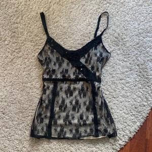 Festtopp - Fin festtopp med paljetter! Lite större men man kan sy in den i midjan för en mer figur-look