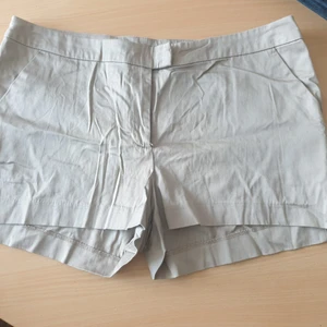 Shorts - Ja, jag vet säsongen är över. Men du får dem billigt så kan du ha dem nästa år, eller med leggings under. Vem vet det kanske blir modernt med det igen 😱☺️ Skrynkliga men det fixar du. 