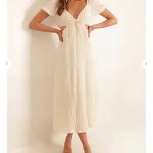 Oanvänd vit/beige klänning från Chiquelle i storlek XS som är perfekt till sommaren och semestern. Finns kvar på hemsidan 