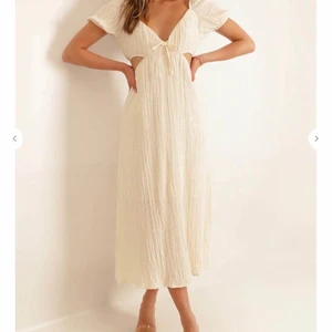 Sommarklänning från Chiquelle - Oanvänd vit/beige klänning från Chiquelle i storlek XS som är perfekt till sommaren och semestern. Finns kvar på hemsidan 