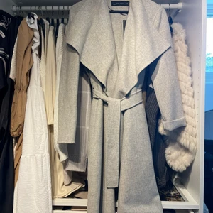 Grå kappa från Zara - Grå kappa från Zara. Oanvänd och i storlek XS, men passar även S.