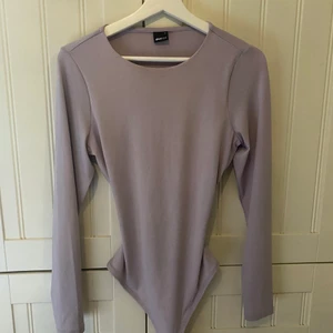 Superfin body - Jättefin långärmad body med öppen rygg och snörning baktill. Väldigt lite använd så nästintill ny!  Skriv vid intresse eller fler bilder. Köpare står för frakt!