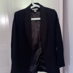 Svart blazer stolek 38 - Svart figursydd blazer i stolek 38 