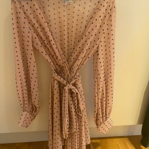 Klänning  - Klänning inköpt på Chiquelle. Använd ett fåtal gånger. 