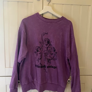 Vintage-sweatshirt  - Skitsnygg lila vintage-inspirerad sweatshirt med änglabrodyr framtill. Tröjan är i lite ”urtvättat” tyg och ör i storlek 36, men passar även en 38 då den är i oversize-modell. Sparsamt använd!  Skriv vid intresse eller fler bilder☺️ Köpare står för frakt.