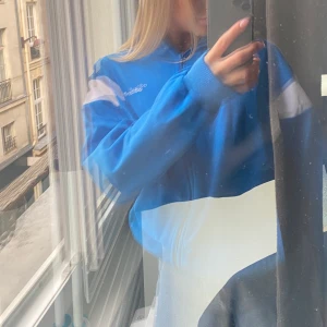 Adidas vintage - Adidas vintage tröja från en vintagebutik i Paris, storlek L 