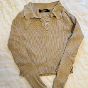 Pikétröja  - Stickad pikétröja exakt likadan som den vita som finns upp, mer info på den! 🤍