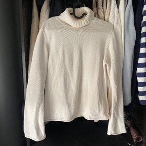 Stickad polotröja  - Så fin vit stickad tröja med polokrage som man kan justera lite själv. Från Boomerang i Strl M men skulle säga xs-s om man inte vill att den sitter tajt🧡 superfina armar!! Spårbar frakt 57kr