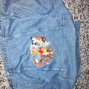 Nalle puhh vintage jeans jacka från Disney stor går inte att får tag på längre så mycket ovanlig, några fläcka men dem syns inte om man inte kolla noggrant. 