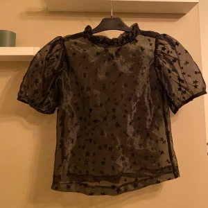 Fin stjärn blus ifrån Gina tricot!!!❤️‍🔥🥳 - Mycket fin blus med stjärnor på!!! Endast använd ett fåtal gånger!😍