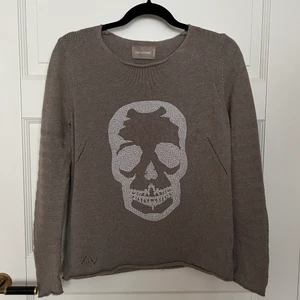 Zadig & Voltaire tröja i kashmir och bomull  - Zadig & Voltaire tröja i skön kashmir och bomullsmix, fint använt skick utan anmärkning. 80% bomull 20% cashmere    Säljs inte längre, köpt för 280€